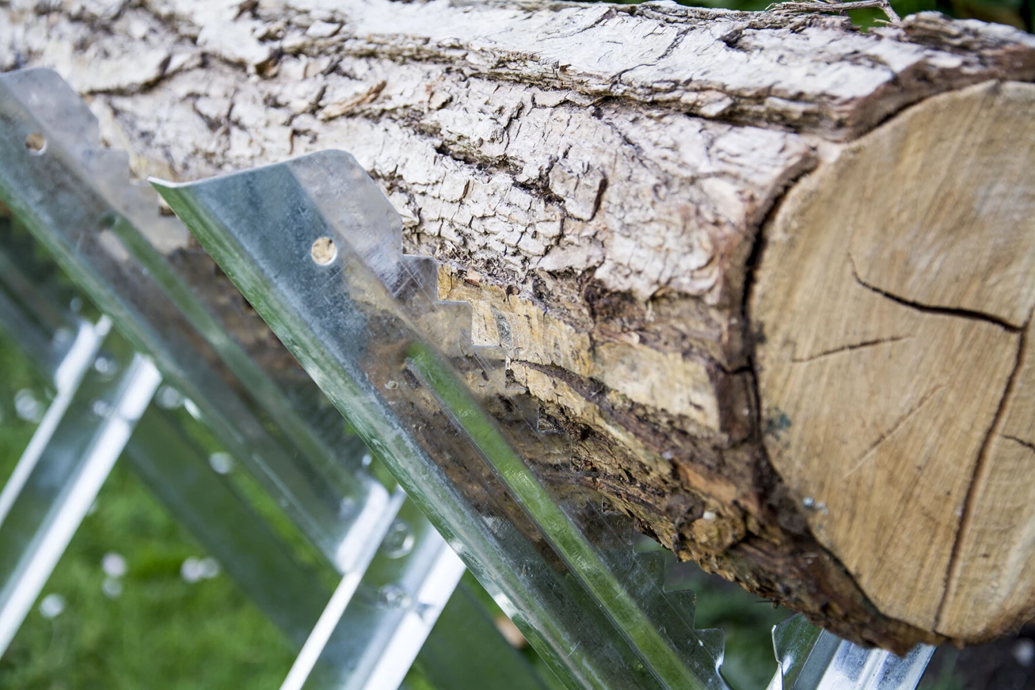 Handy Foldable Serrated Edged Saw Horse For 12in/30cm Diameter Logs - Image 3